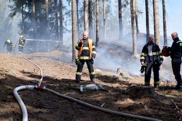 Na pomoc s požárem lesa si velitel zásahu povolal i vrtulník