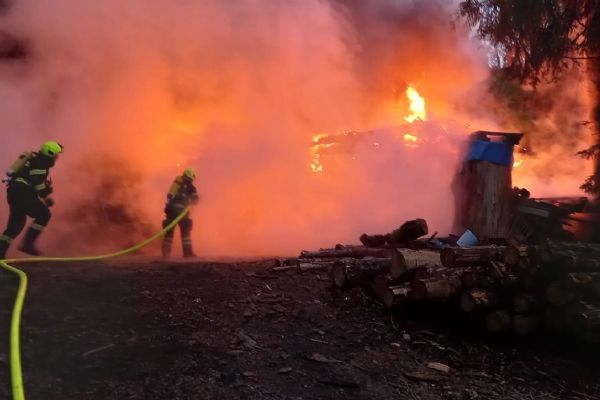 Nové Hamry: Hasiči likvidovali požár dílny