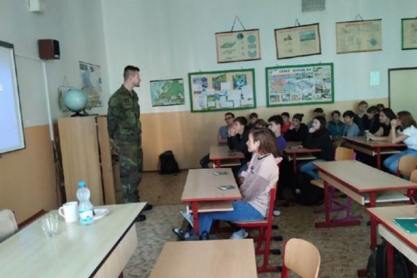 Novodobí váleční veteráni besedovali se žáky základních škol