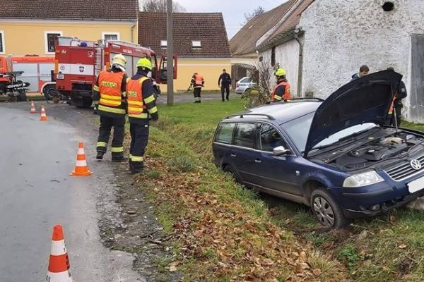 Nový Drahov: Dopravní nehoda s únikem provozních kapalin