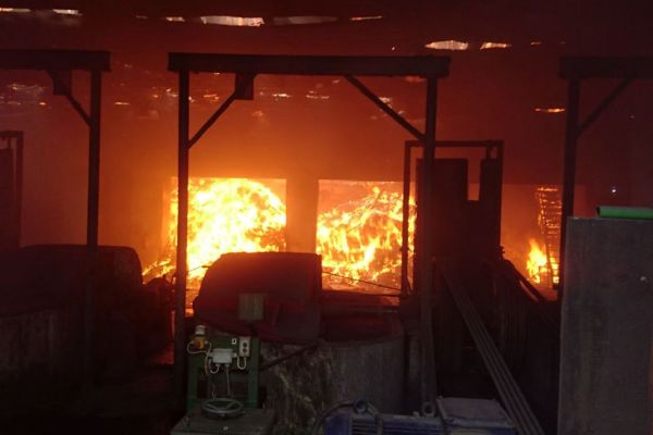 Ostrov: U požáru firmy na výrobu lepenky zasahovalo 13 jednotek hasičů