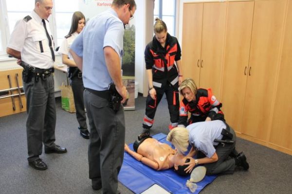 Policie se zapojila do projektu Časná defibrilace v Karlovarském kraji