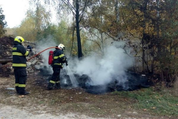 Region: Babí léto přináší i požáry trávy a lesních porostů