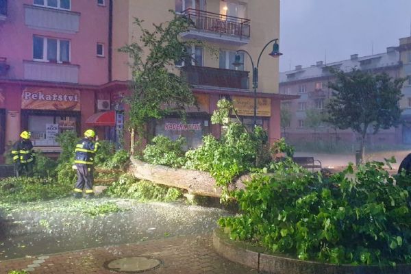Region: Po večerní bouřce vyjížděli hasiči k 36 událostem