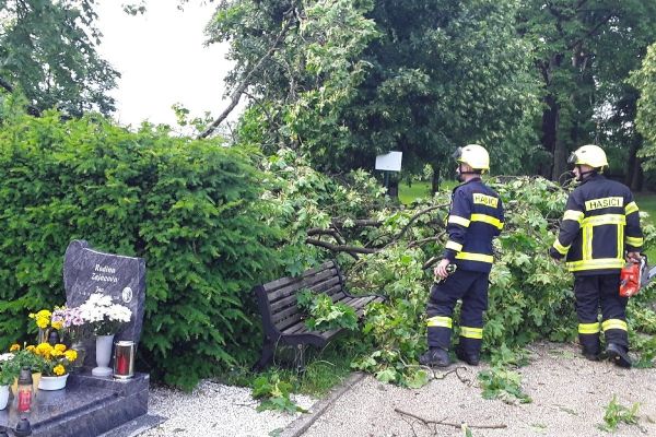 Region: Včerejší krátká bouřka zapříčinila dvě desítky výjezdů hasičů