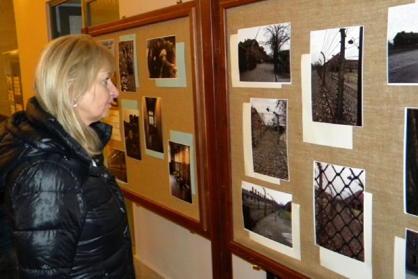Sokolov: Školáci fotografovali Osvětim. Ze snímků vznikla unikátní výstava