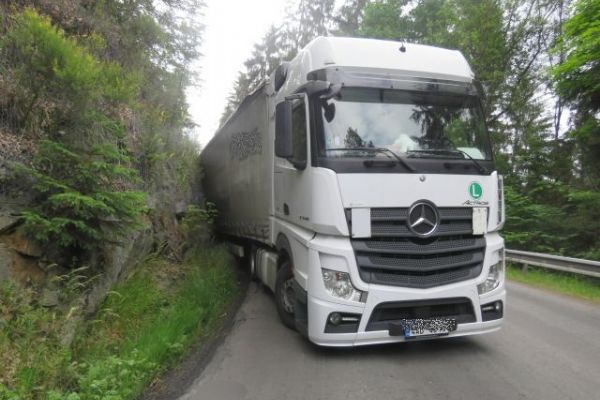 Sokolovsko: Řidič se lekl protijedoucího vozidla. Narazil do skály