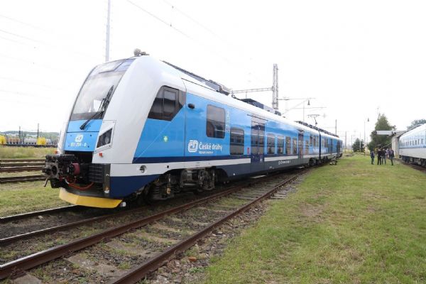 Spěšné vlaky Plzeň – Karlovy Vary už obsluhují nové vlaky RegioPanter 