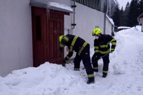 Stříbrná: Hasiči pomohli seniorce odklidit sníh
