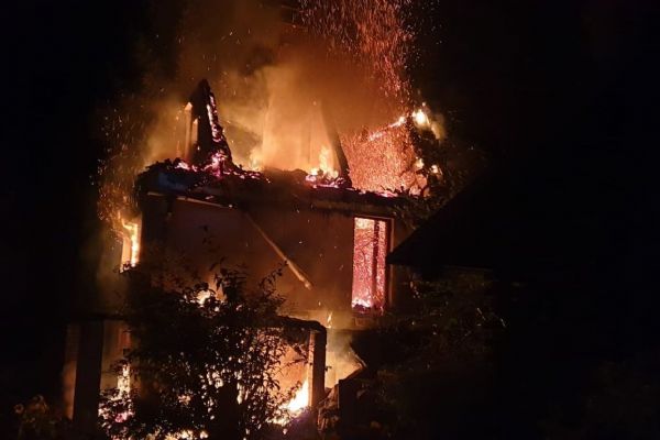 Suchá u Jáchymova: Požár chaty likvidovaly čtyři jednotky hasičů
