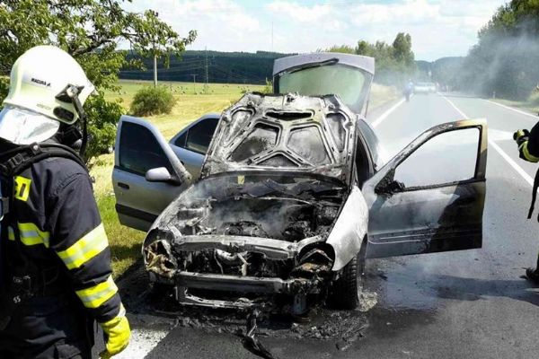 Třebouň: U obce hořelo vozidlo