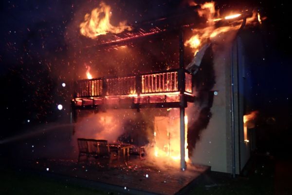 V Mezirolí vyhořel rodinný dům. Vyhlášen byl 2. stupeň poplachu