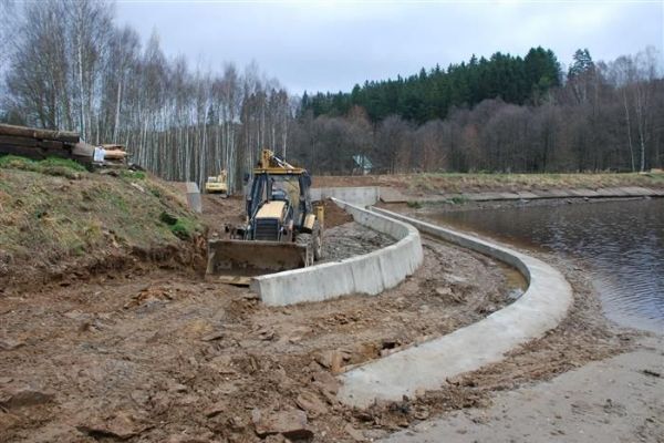 Vernéřov: Rekonstrukce přelivné hrany na rybníku finišuje