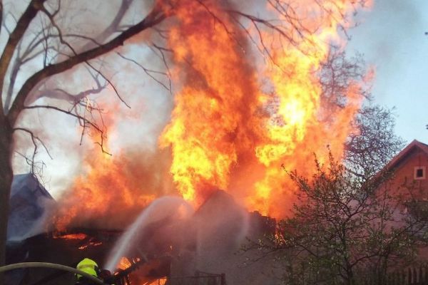 Ve Kdyni hořel dům, požár vznikl od přímotopu