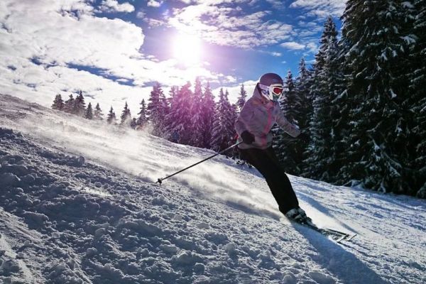 Na Špičáku ubývá sněhu, lyžuje se za ceny vedlejší sezony