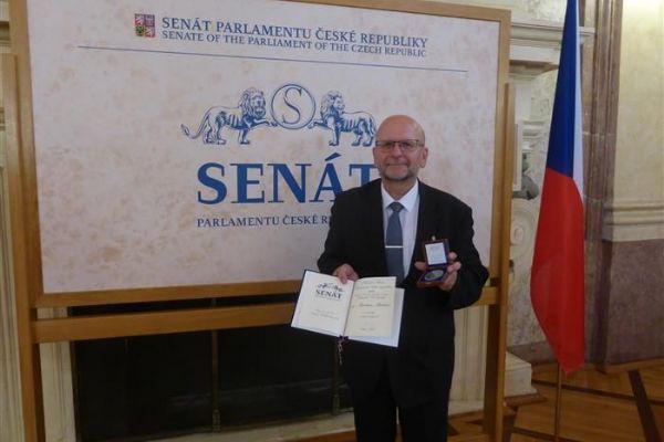 Zakladatel dějepisné soutěže Mgr. Miroslav Stulák obdržel ocenění