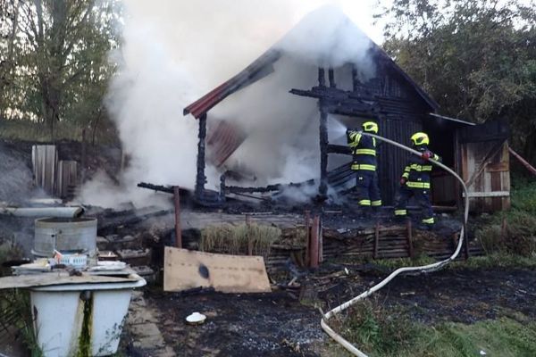 Žlutice: Hasiči likvidovali požár chaty