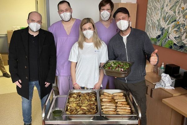 Známý šéfkuchař vaří pro zdravotníky FN Brno, díky tomu dává práci i lidem s hendikepem