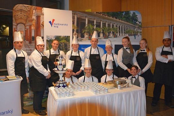 Karlovarská škola z Ondřejské poskytovala gastronomické služby české diplomacii