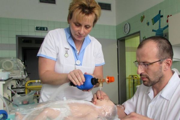 Jihlavští zdravotníci nacvičují záchranu života na unikátním modelu novorozence