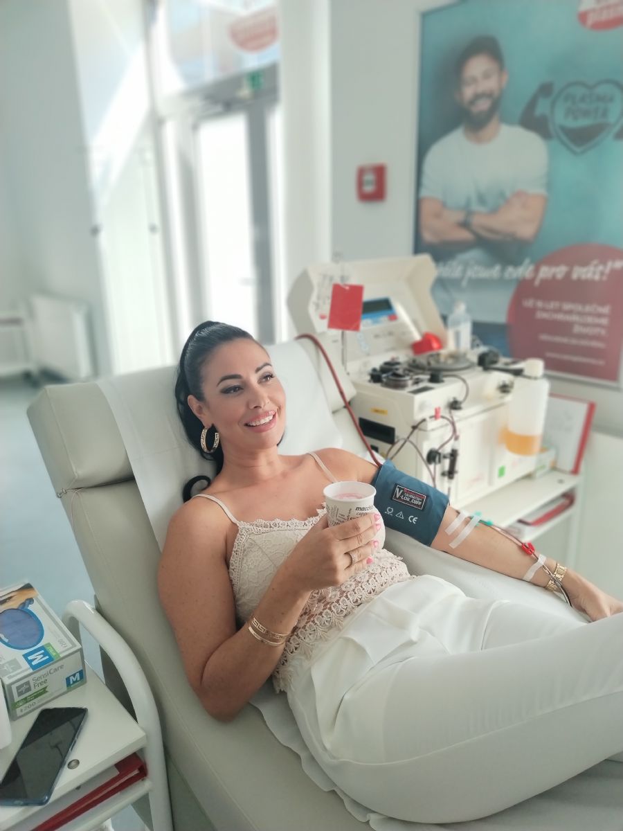 Adéla Tas Marková se vrací do Plzně, aby darovala krevní plazmu