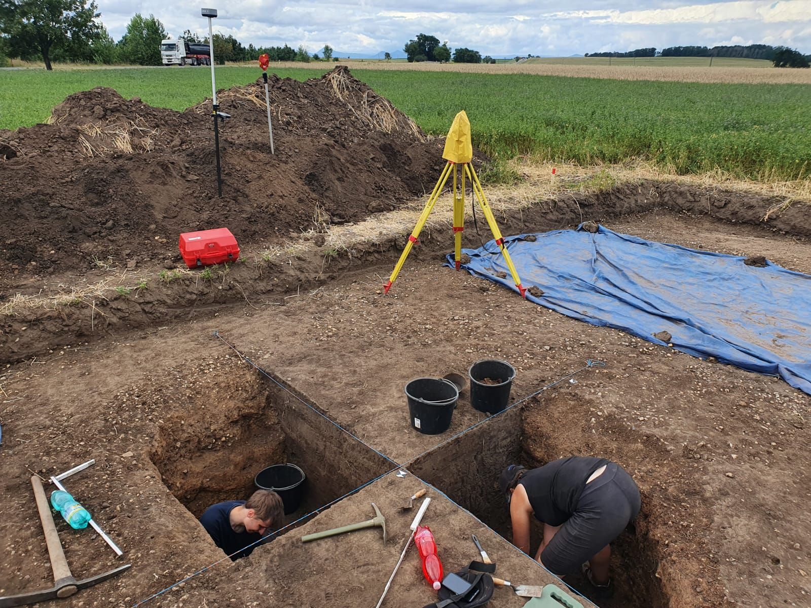 Archeologové z Plzně odkryli pod Řípem pohřební konstrukci
