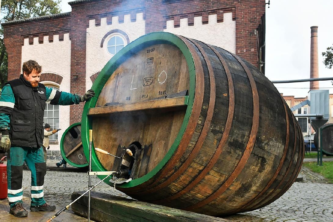 Bednáři z Prazdroje smolili velké ležácké sudy vážící až 800 kilogramů 