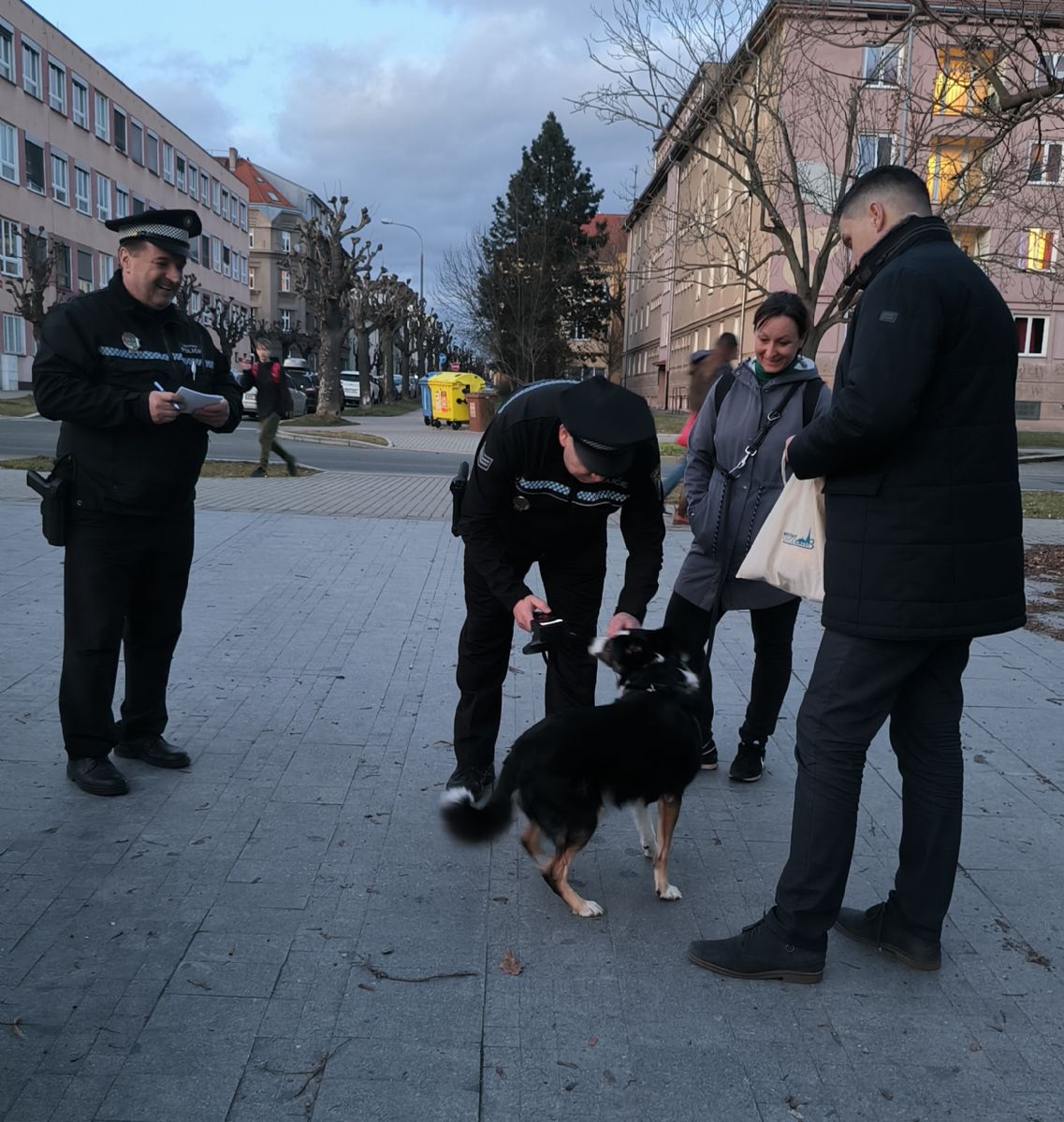 Centrální obvod daroval strážníkům nové čtečky psích mikročipů