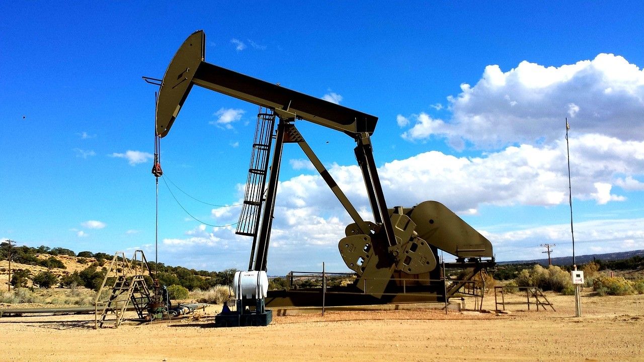 Jak pochopit faktory, které ovlivňují cenu ropy