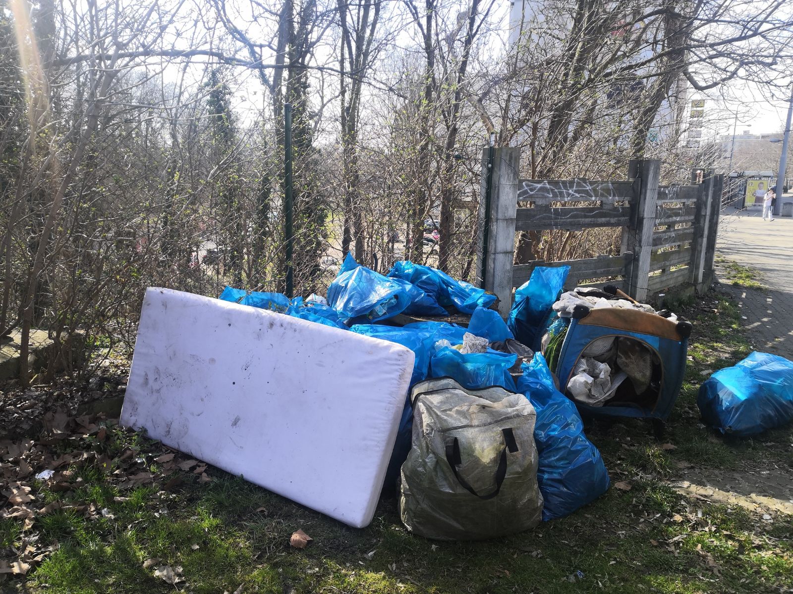 Lidé bez domova uklidili oblast v centru Plzně