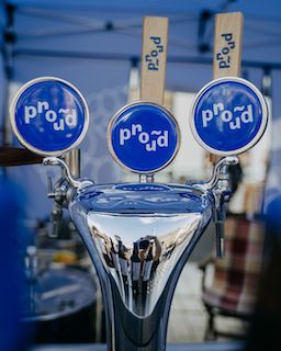 Návštěvníky plzeňského festivalu Náplavka k světu osvěží piva z pivovaru Proud   