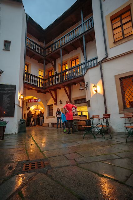 Pivovarské muzeum s pivotékou a historické podzemí v Plzni navštivte po setmění