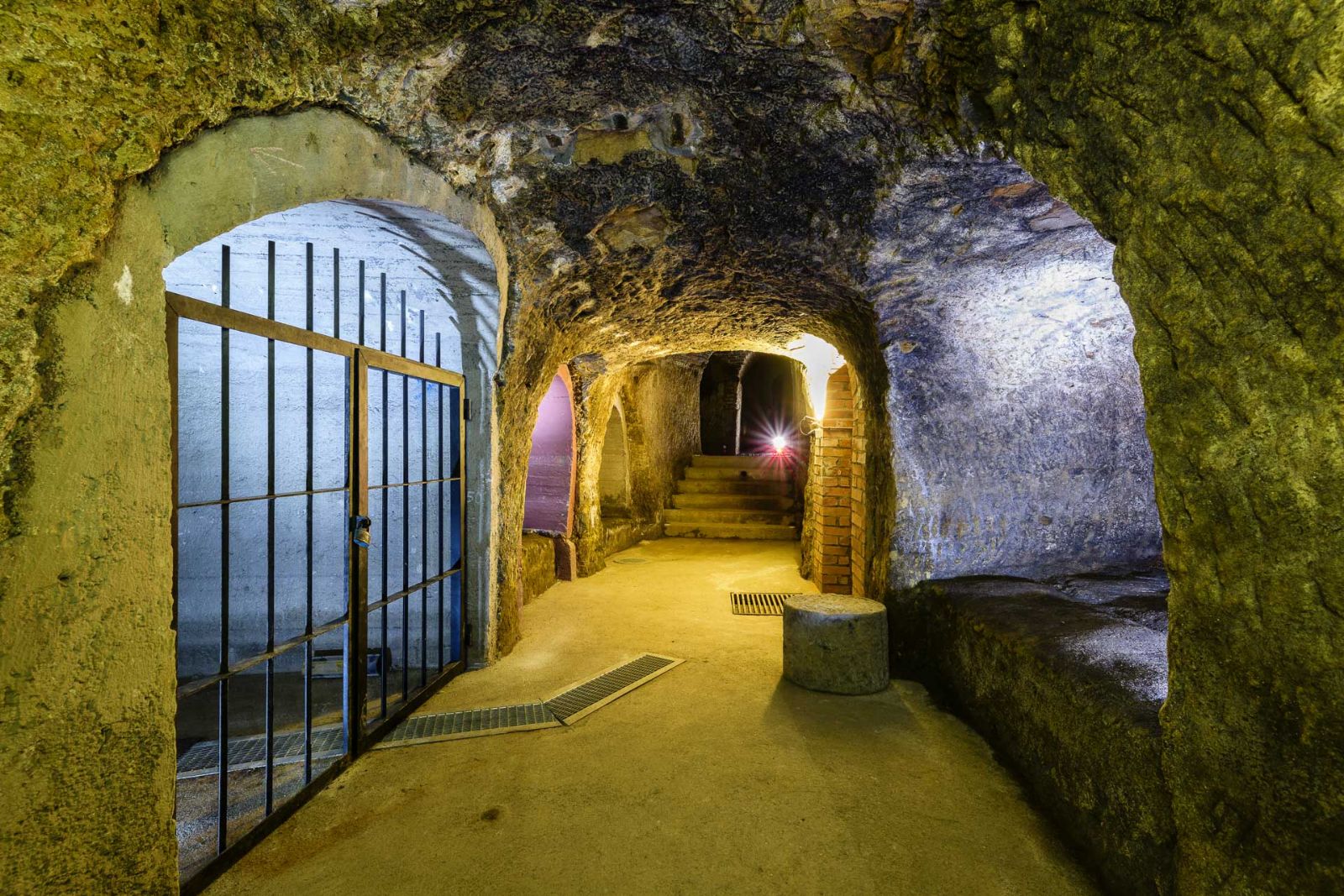 Plzeňské podzemí zve na sváteční prohlídky za svitu baterek