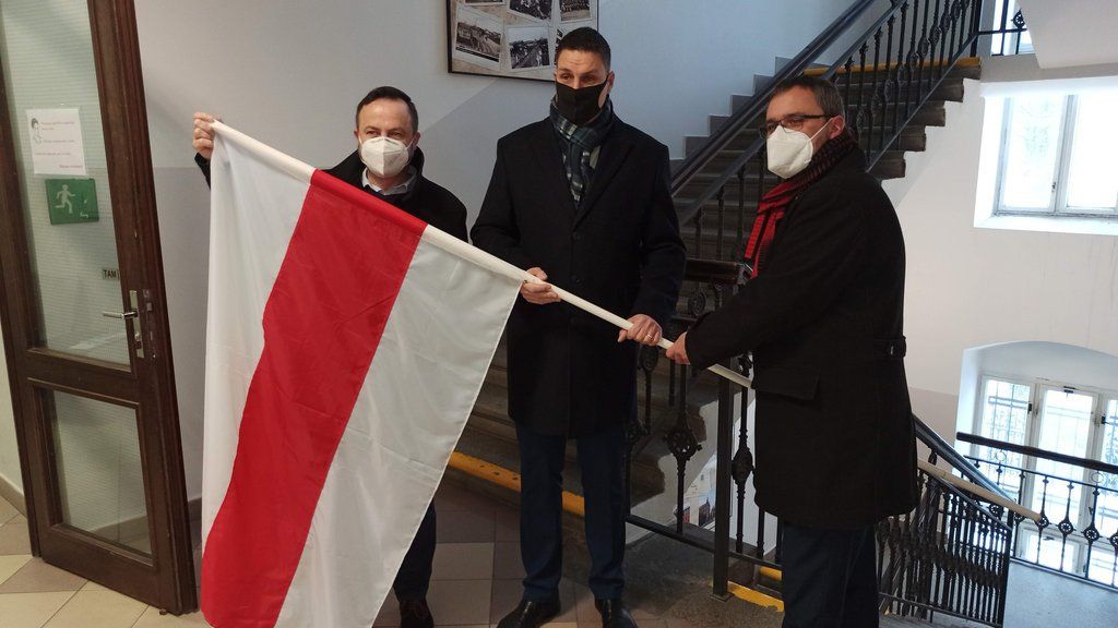 Plzeňský centrální obvod vyvěsil na znamení solidarity běloruskou vlajku