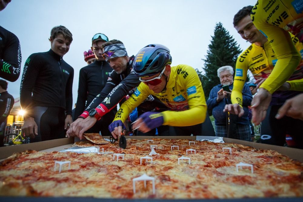 Po odvetě cyklisti na Giant lize soutěžili v pojídání pizzy