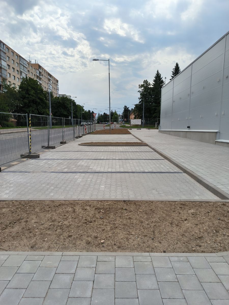 Před rozestavěnou Alicí na Skvrňanech jsou nová parkovací místa