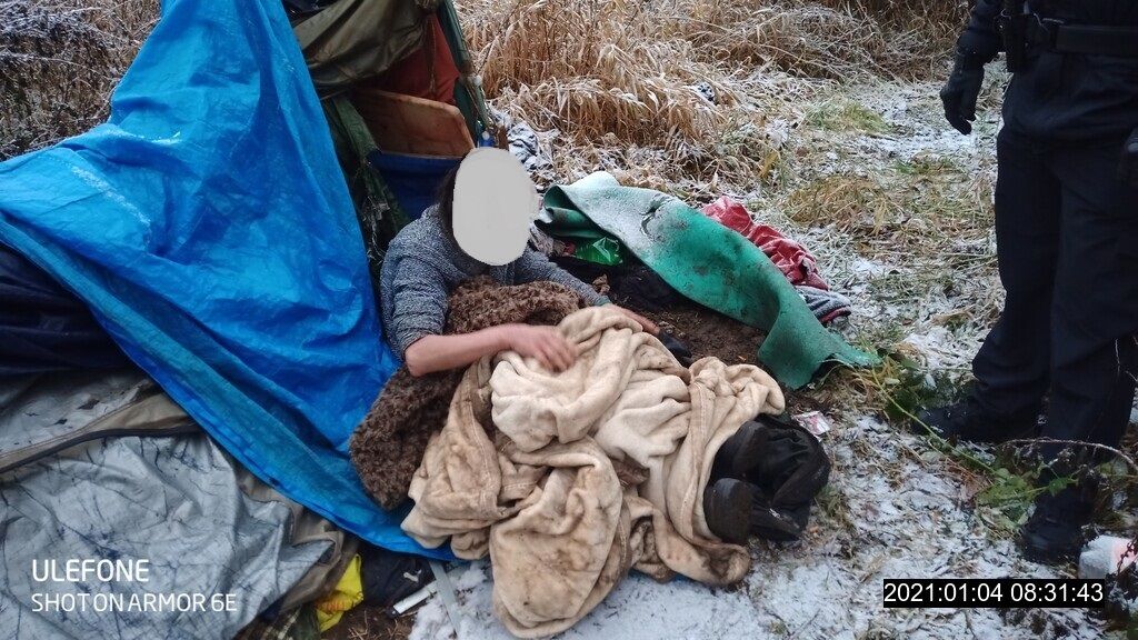 Prochladlá bezdomovkyně ležela v blátě u stanu