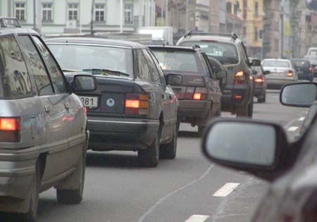 Řidiče v Plzni čeká dopravní peklo