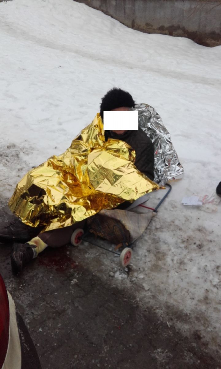Strážníci pomohli seniorce, která si zlomila nohu na ledovce