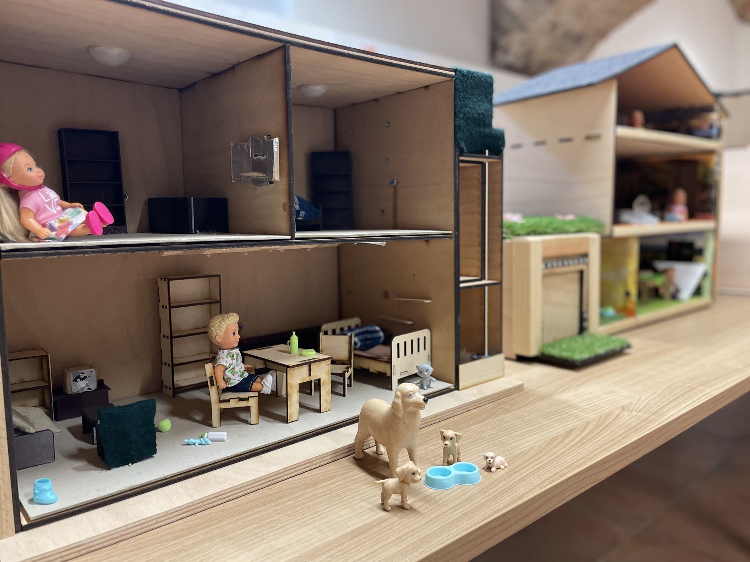 Technologie hrou. Školáci představili chytré domečky pro panenky navržené dětmi z mateřinek
