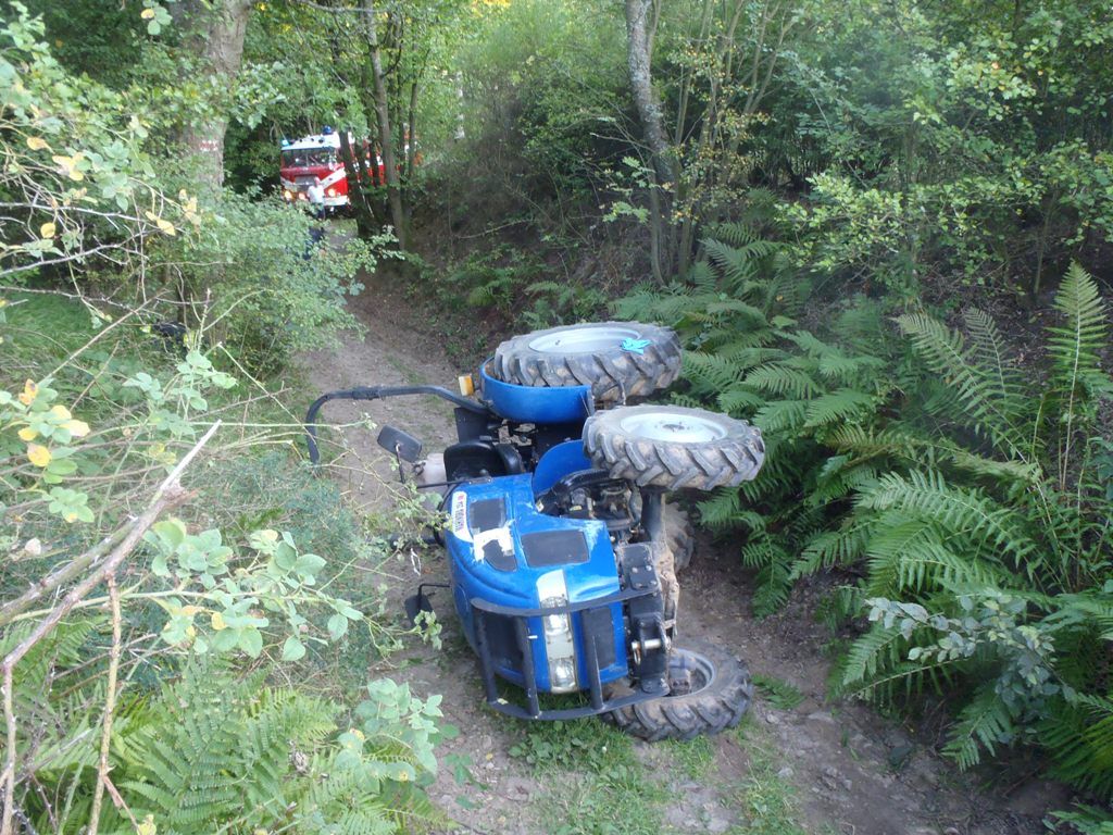 V lese u Těškova se převrátil traktor, zavalil ženu