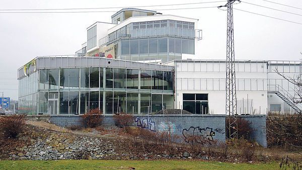 V Plzni začínají přípravné práce pro demolici kontroverzního Carimexu