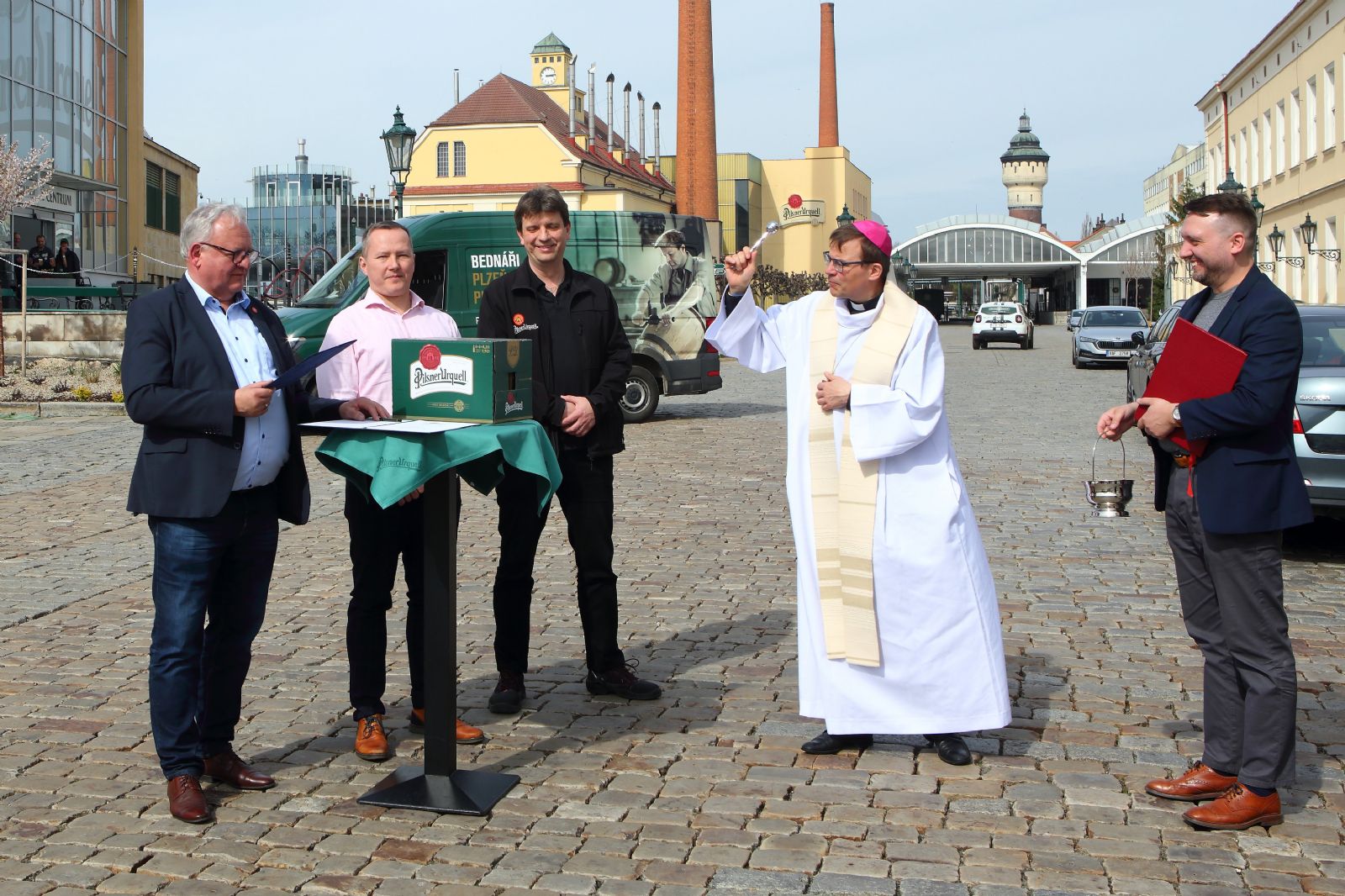 Velikonoční várka ležáku Pilsner Urquell míří k papeži Františkovi
