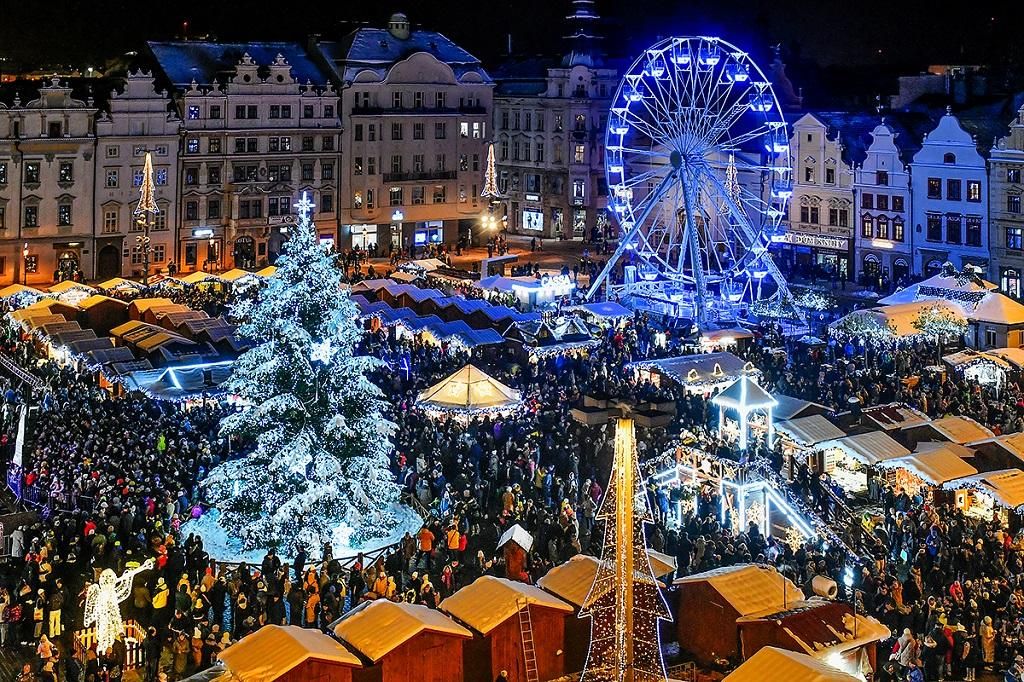 V Plzni se rozzářil vánoční strom, lidé zaplnili náměstí
