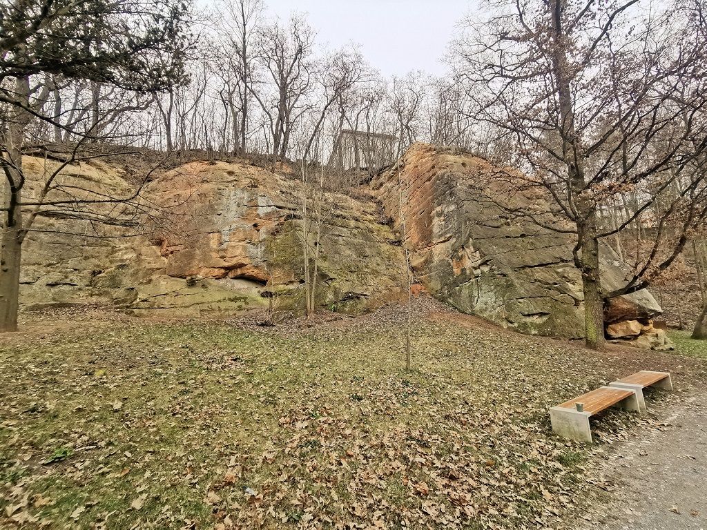 Začínají práce na zajištění stability skalní stěny v Lobezském parku