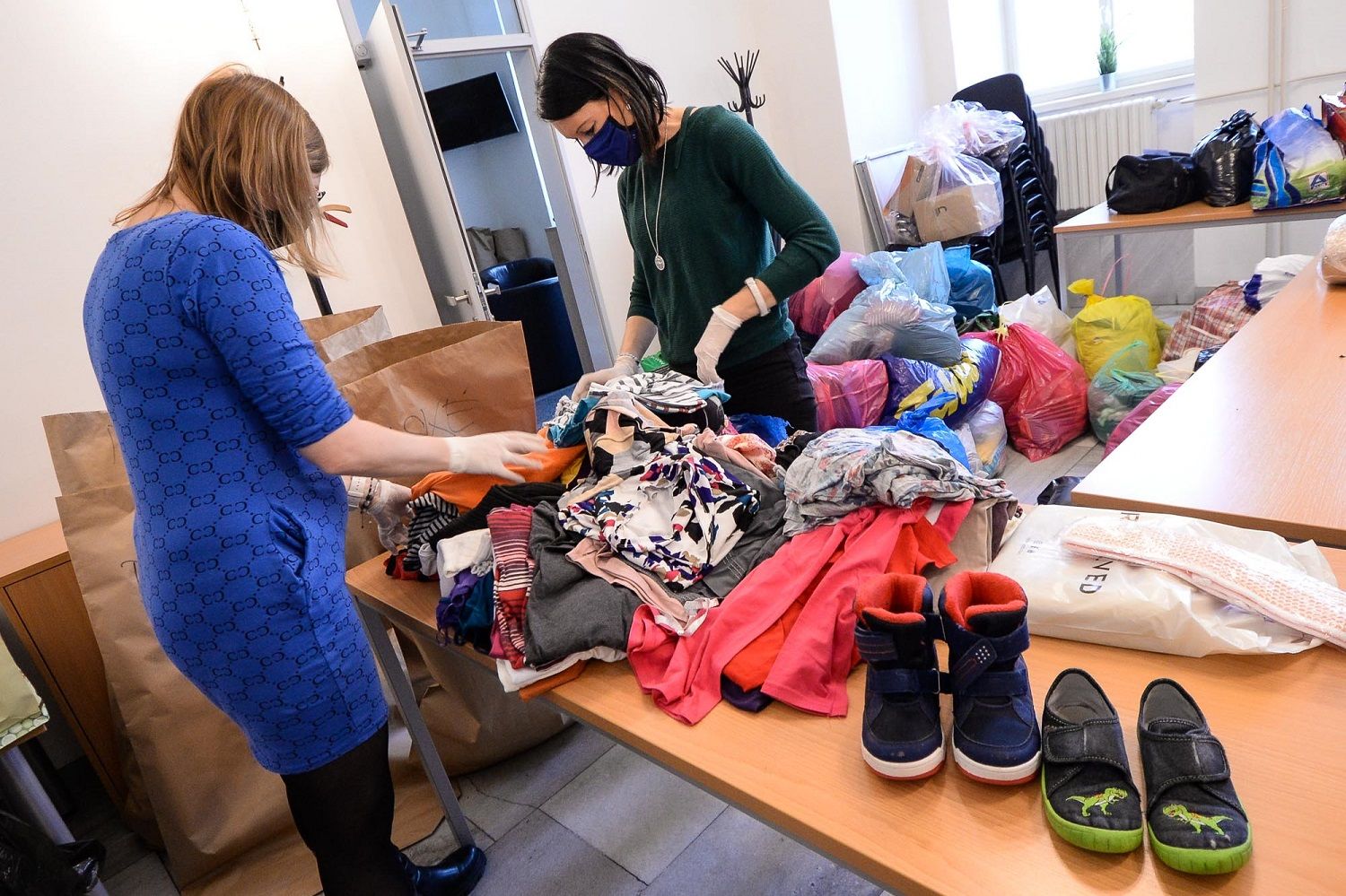 Zaměstnanci plzeňského magistrátu darovali rekordní množství oblečení a obuvi 