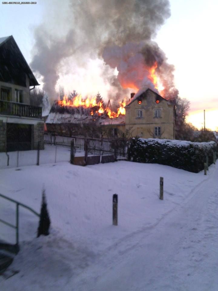 Bříza: Rodinný dům vyhořel, žena se zachránila