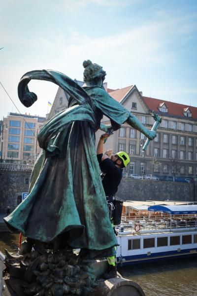 Kamerový průzkum prověřil možnosti oživení soch na Čechově mostě