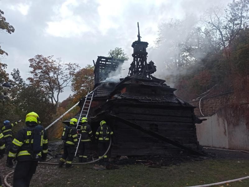 Nad vyhořelým kostelem sv. Michaela dočasně vznikne ochranná konstrukce