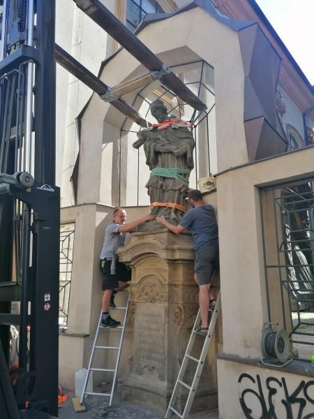 Socha svatého Jana Nepomuckého se po obnově vrací do Spálené ulice
